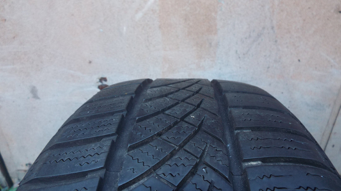 vand 2 anvelope de iarna [noi] 195/50/15 hankook optimo4s pret 300ron amandoua