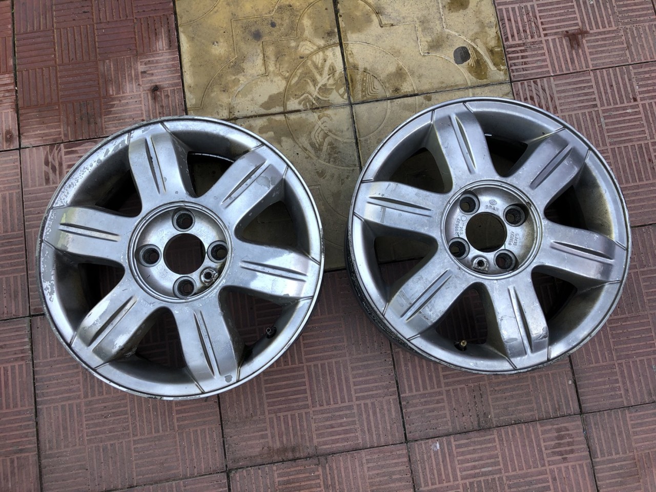 Vand 2 jante aliaj R15 Dacia Logan