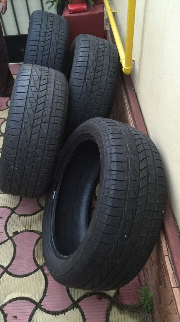 Vand 4 anvelope vara goodyear excellence 255 45 20 impecabile !