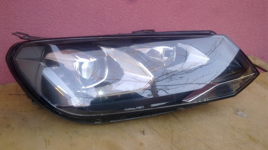 Vand far xenon dreapta VW Touareg 2012