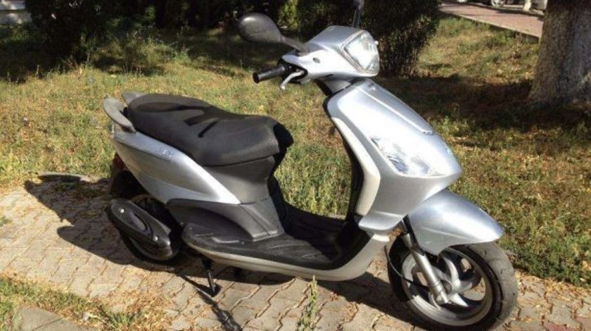 Vand gama variata de scutere