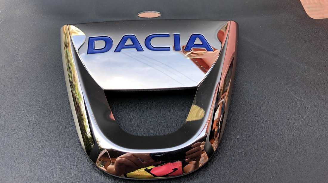 Vand grila cu emblema noua originala Dacia Logan Sandero 2013 2020