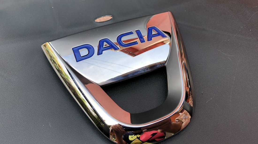 Vand grila cu emblema noua originala Dacia Logan Sandero 2013 2020