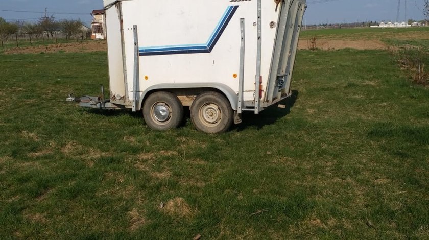 vand remorca pentru transport animale(cate 2 cai).