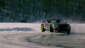 Vaughn Gittin Jr isi testeaza noua masina de drift pe un lac inghetat