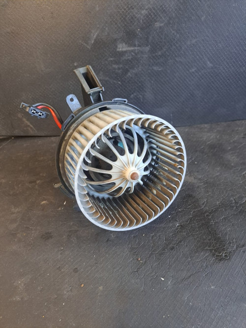 Ventilator aeroterma bord Audi A5 A4 Q5 an fabricatie 2010 - COD 8K1820021