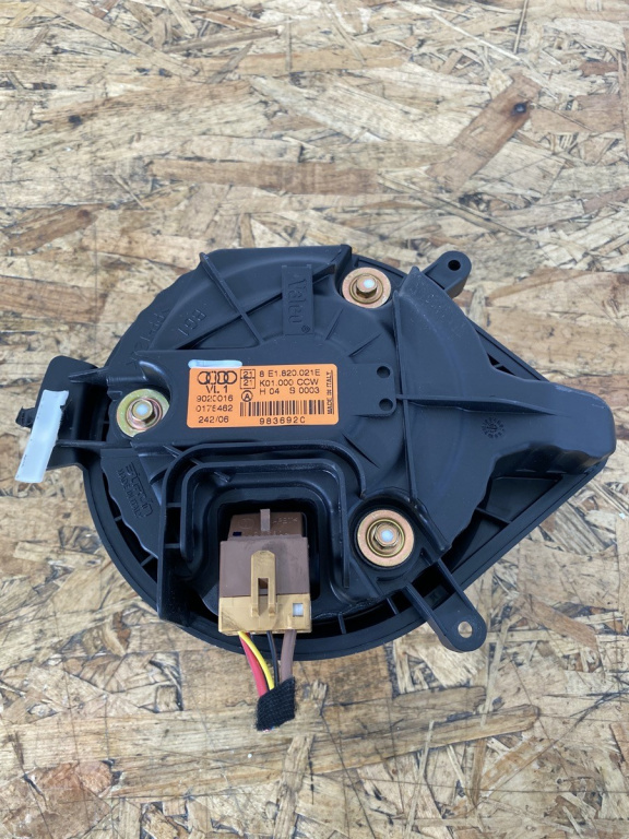 Ventilator bord aeroterma Audi A4 B7 sedan S-Line sedan 2007 (8E1820021E)