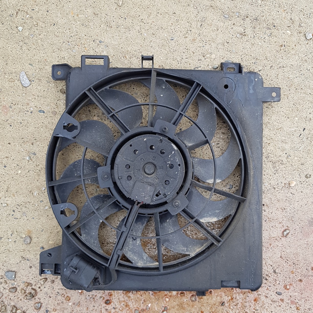 Ventilator pentru Radiator de apa opel zafira b 1.9cdti 2006