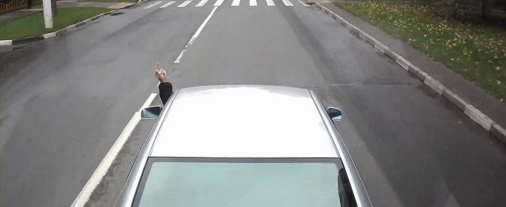 Vezi ce se intampla atunci cand ii arati degetul mijlociu unui camionagiu din Rusia Vezi ce se intampla atunci cand ii arati degetul mijlociu unui camionagiu din Rusia