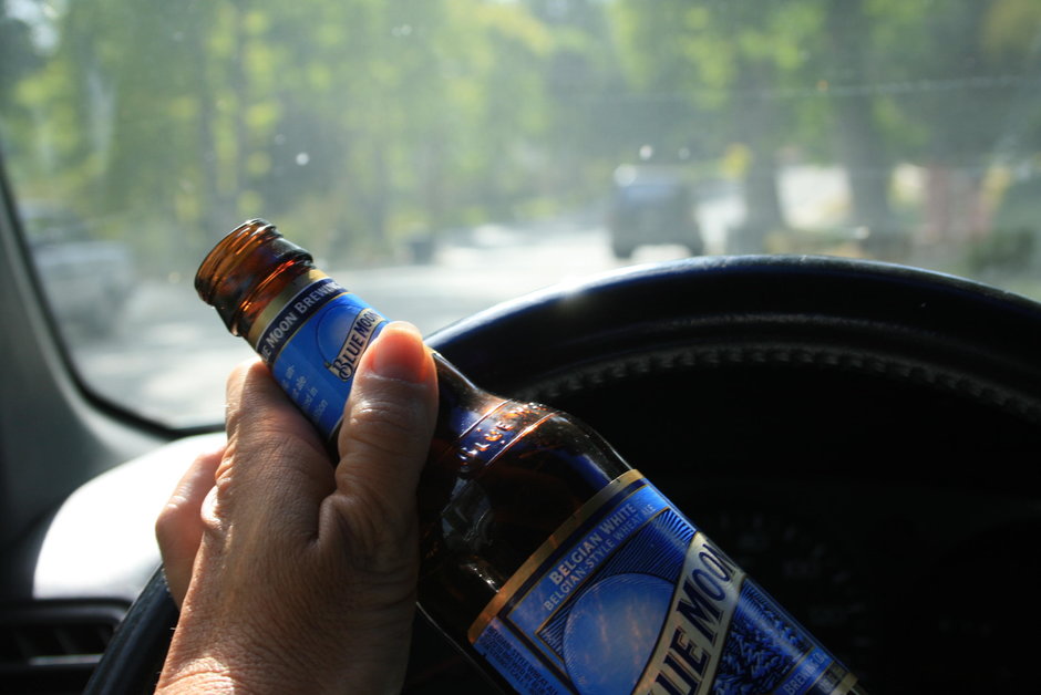 Victor Ponta face cinste cu un pahar de bere: permite consumul de alcool la volan in Codul Rutier