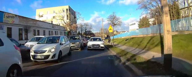 VIDEO: A vrut sa depaseasca coloana pe contrasens, dar a primit o lectie pe care nu o va uita niciodata