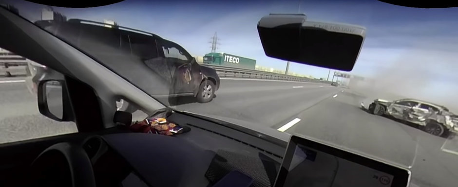 VIDEO: A vrut sa se strecoare printre masini, dar a provocat un accident care a inchis jumatate de autostrada