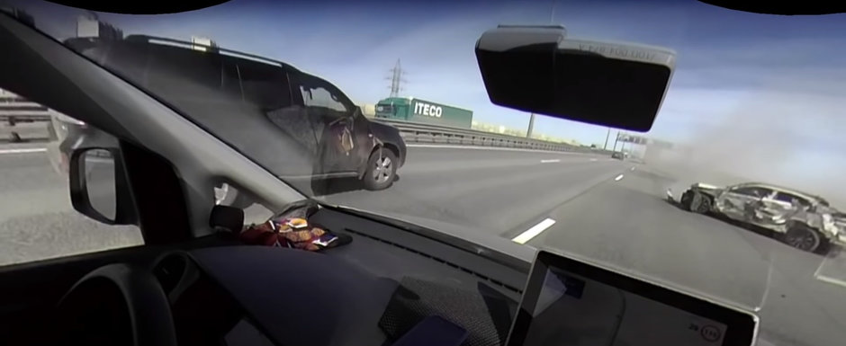 VIDEO: A vrut sa se strecoare printre masini, dar a provocat un accident care a inchis jumatate de autostrada VIDEO: A vrut sa se strecoare printre masini, dar a provocat un accident care a inchis jumatate de autostrada