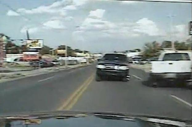 Video: Accident frontal cu o masina de politie din Oklahoma Video: Accident frontal cu o masina de politie din Oklahoma