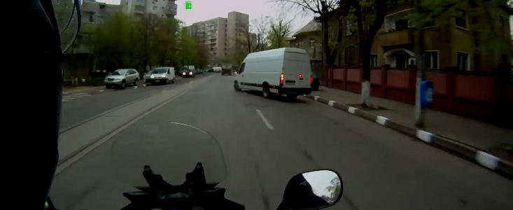 VIDEO: Accident moto in Bucuresti, evitat in ultimul moment
