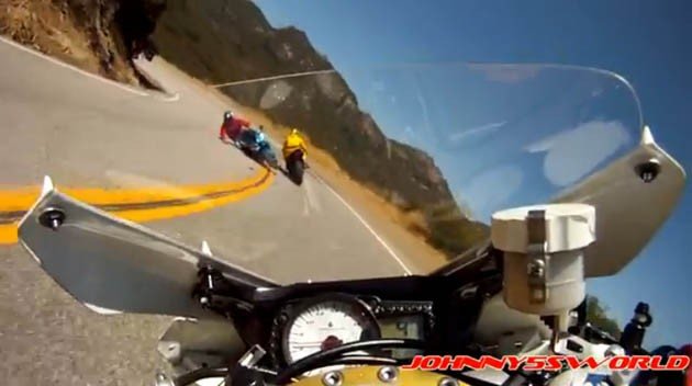 Video accident moto: o motocicleta este aruncata in aer de alta motocicleta Video accident moto: o motocicleta este aruncata in aer de alta motocicleta