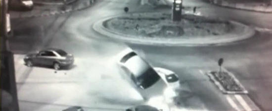 VIDEO: Accident spectaculos pe strazile din Suceava VIDEO: Accident spectaculos pe strazile din Suceava