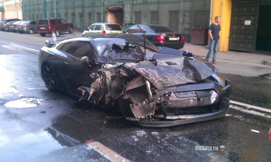 Video accident: un Nissan GT-R face ravagii printre alte masini parcate in Rusia Video accident: un Nissan GT-R face ravagii printre alte masini parcate in Rusia