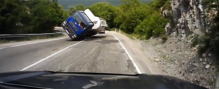 VIDEO: Acest accident putea sa se incheie si mai rau, chiar mult mai rau...