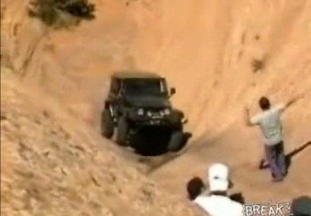 VIDEO: Alt munte, alt sofer, acelasi rezultat - prostia pe teren accidentat VIDEO: Alt munte, alt sofer, acelasi rezultat - prostia pe teren accidentat