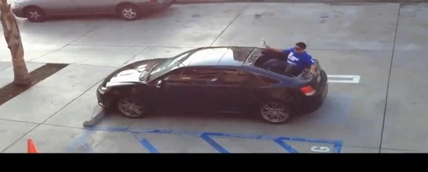 Video amuzant cu un personaj care se razbuna pe masina iubitei