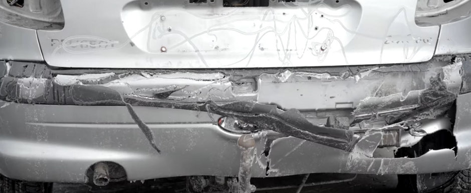 VIDEO: Asta se intampla cand "speli" masina cu un compresor de 3.000 de bari