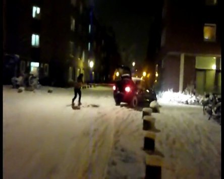Video: Auto-Snowboarding pe strazile din Amsterdam Video: Auto-Snowboarding pe strazile din Amsterdam