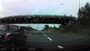 VIDEO: Autopilotul de la Tesla trage singur de volan si evita un accident in ultima clipa