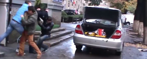 VIDEO: Bataie in Moldova dupa ce un sofer intra cu masina pe trotuar