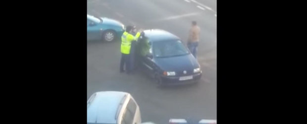 VIDEO: Bataie intre un politist si un sofer la Sibiu. Cine are dreptate?