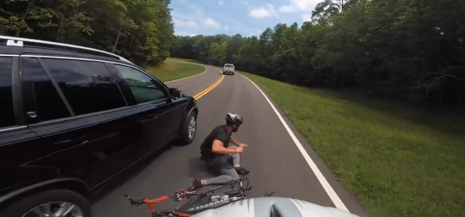 VIDEO: biciclist lovit de sofer. Cine crezi ca are dreptate?