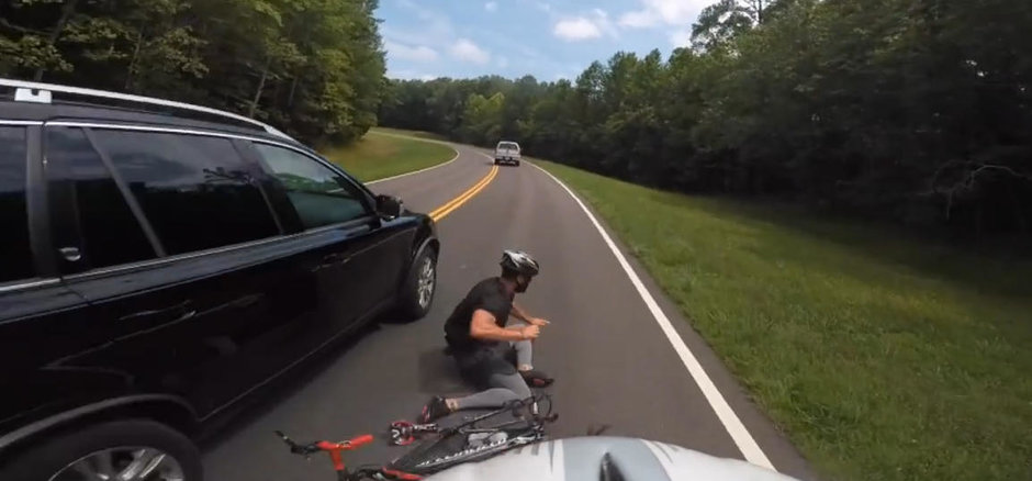 VIDEO: biciclist lovit de sofer. Cine crezi ca are dreptate? VIDEO: biciclist lovit de sofer. Cine crezi ca are dreptate?