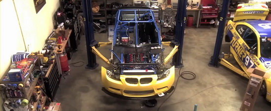 Video: BMW de curse transformat in 2 minute Video: BMW de curse transformat in 2 minute