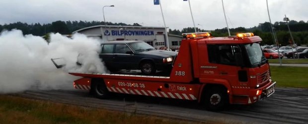 VIDEO Burnout: cu un Volvo de familie, direct pe masina de tractare