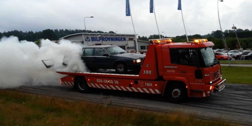 VIDEO Burnout: cu un Volvo de familie, direct pe masina de tractare