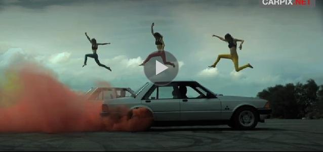 Video burnout: fete ude si fum colorat de anvelope. WTF? Video burnout: fete ude si fum colorat de anvelope. WTF?