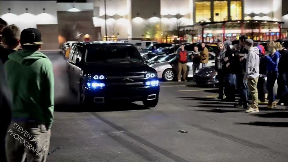 Video: Burnout-uri si cerculete la lansarea Fast Five din Detroit