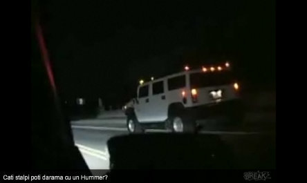 Video: Cati stalpi poti darama cu un Hummer?