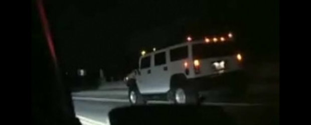 Video: Cati stalpi poti darama cu un Hummer?