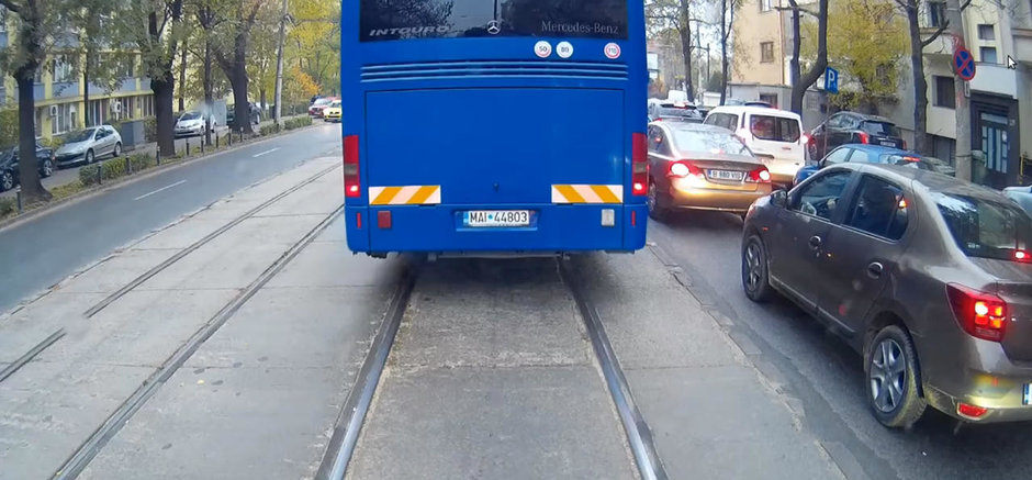 VIDEO: Cea mai proasta soferie este la Jandarmerie! Autocar MAI la un pas de tragedie in Bucuresti