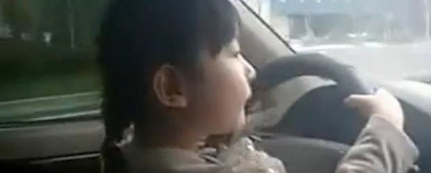 VIDEO: Cea mai tanara soferita din lume are 4 ani si este din China!