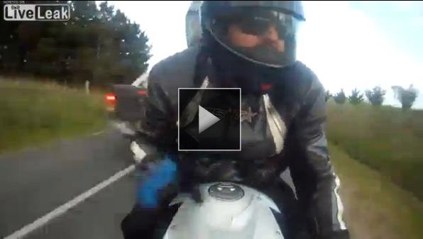 Video: cel mai norocos motociclist din lume