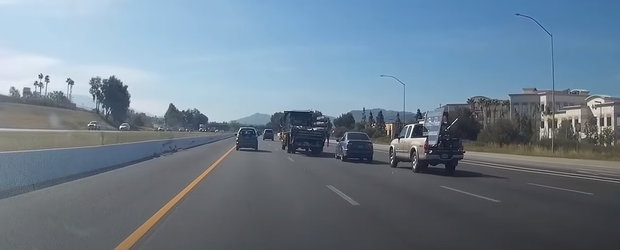 VIDEO: Cocalarul cu BMW face slalom printre masini si provoaca un mega-accident pe autostrada