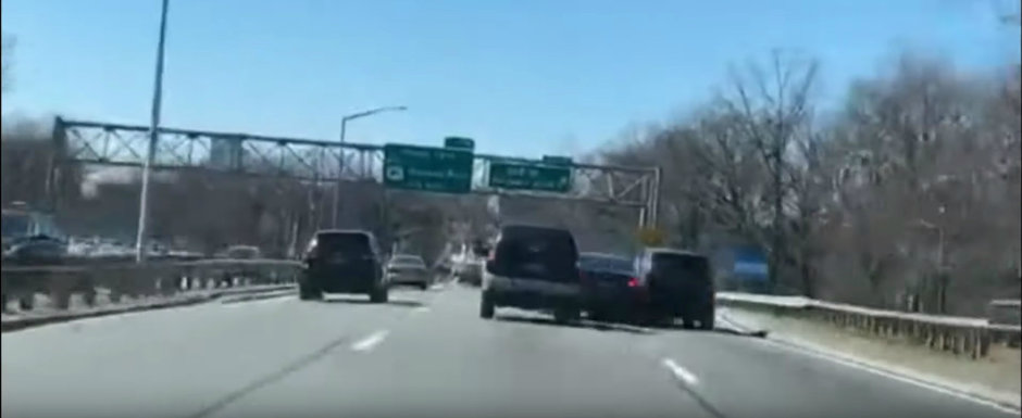 VIDEO: Cocalarul cu BMW face slalom printre masini si provoaca un mega-accident pe autostrada VIDEO: Cocalarul cu BMW face slalom printre masini si provoaca un mega-accident pe autostrada