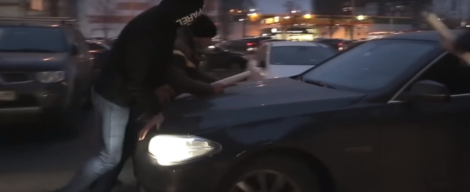 VIDEO: Cocalarul cu BMW intra cu masina pe trotuar si sare la bataie dupa ce mai multi pietoni incearca sa-l opreasca