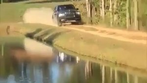 VIDEO: Conduce un Rolls-Royce Cullinan de parca l-ar fi furat