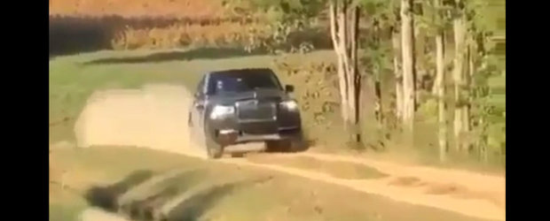 VIDEO: Conduce un Rolls-Royce Cullinan de parca l-ar fi furat