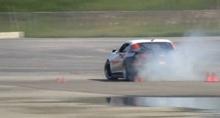 Video: Conrad Grunewald in drift cu noul sau Camaro Video: Conrad Grunewald in drift cu noul sau Camaro