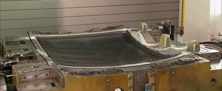 VIDEO: Cum ia nastere plafonul de carbon al unui BMW M3 Coupe VIDEO: Cum ia nastere plafonul de carbon al unui BMW M3 Coupe