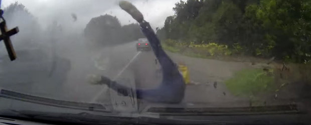 VIDEO: Cum scapa cu viata acesti pasageri dintr-un accident infernal, ramane un mister...